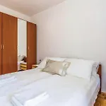Apartment 2 Bedroom Cozy In *